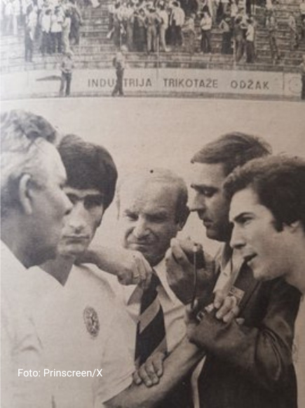 Okupljeni ljudi slušaju prenos utakmice preko tranzistora 1976 Partizan Hajduk