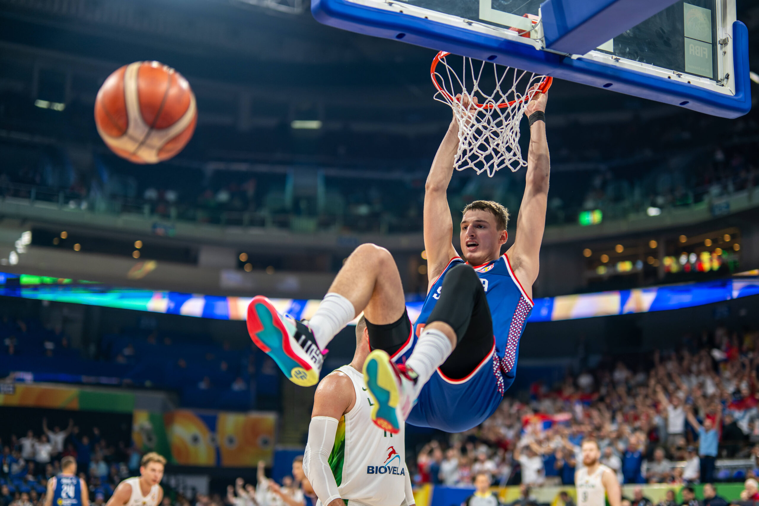 Nikola Jović zakucava