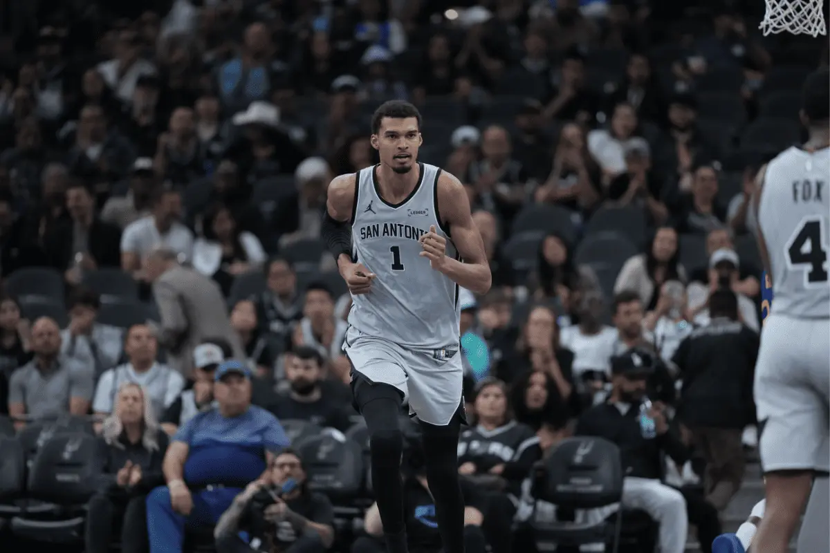 Viktor Vembanjama u dresu San Antonija