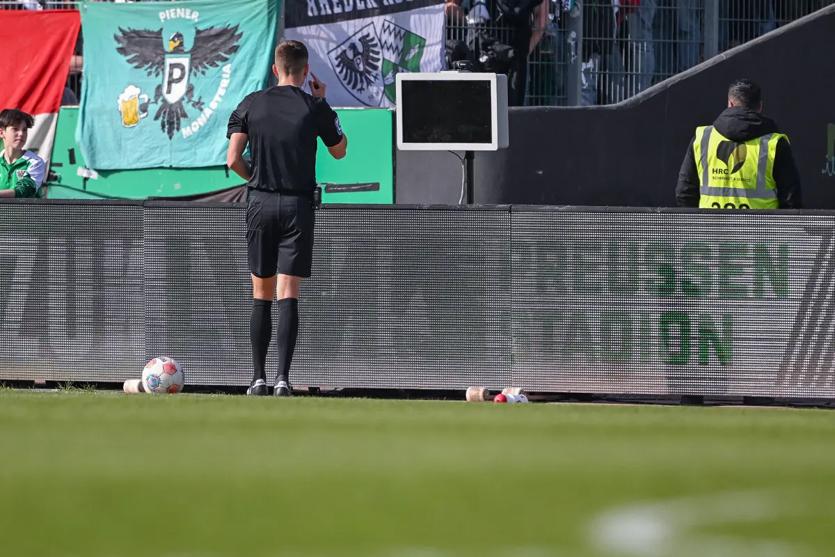 Sudija proverava VAR