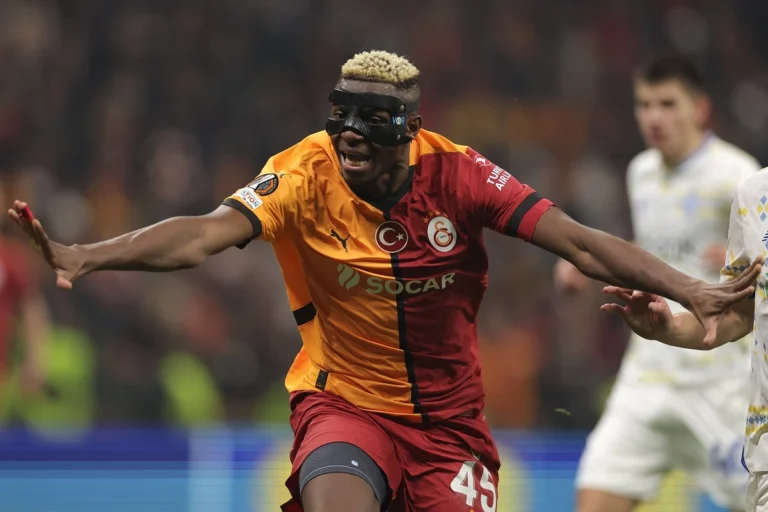 Viktor Osimen u dresu Galatasaraja