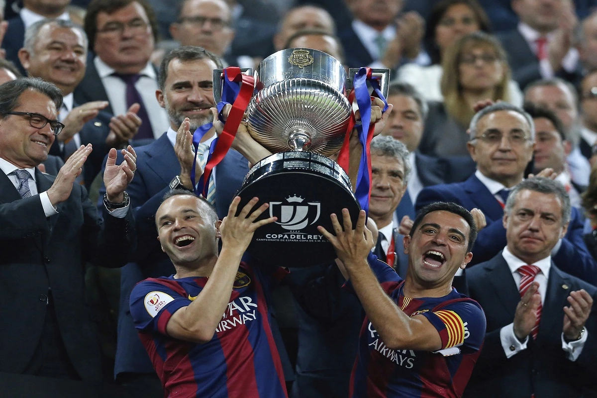 Ćavi i Inijesta sa trofejom španskog kupa