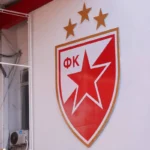 Grb FK Crvena zvezda na zidu