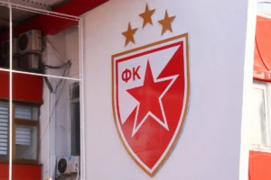 Grb FK Crvena zvezda na zidu