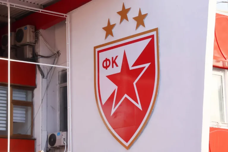 Grb FK Crvena zvezda na zidu