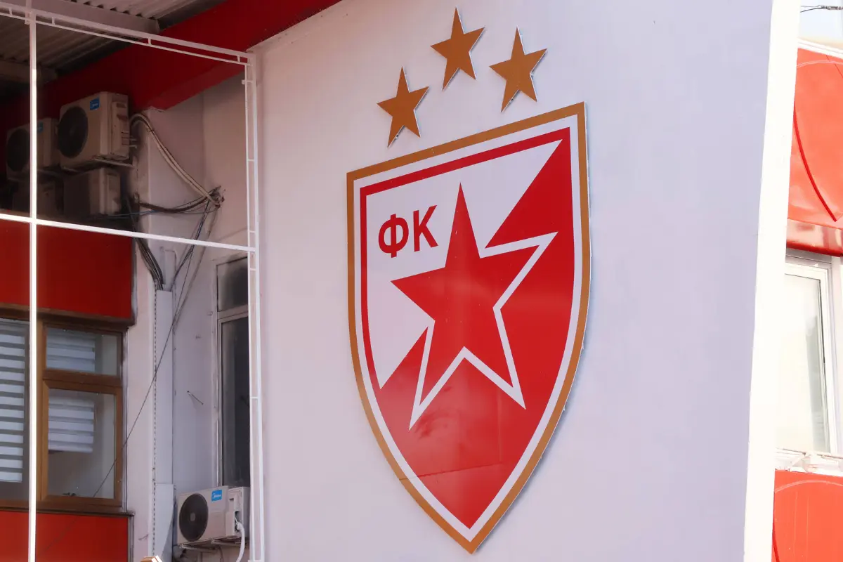 Grb FK Crvena zvezda na zidu