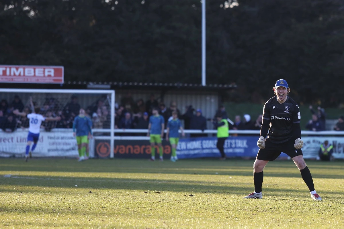 Ludilo u engleskoj šestoj ligi: Golman nokautirao navijača (VIDEO)