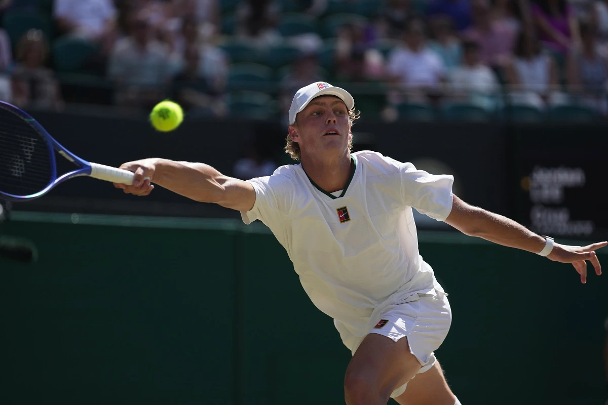 Sin slavnog Lejtona Hjuita ostvario prvu ATP pobedu