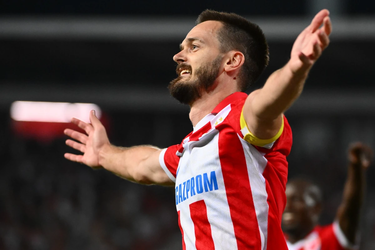 Mirko Ivanić slavi pogodak u dresu Crvene zvezde.