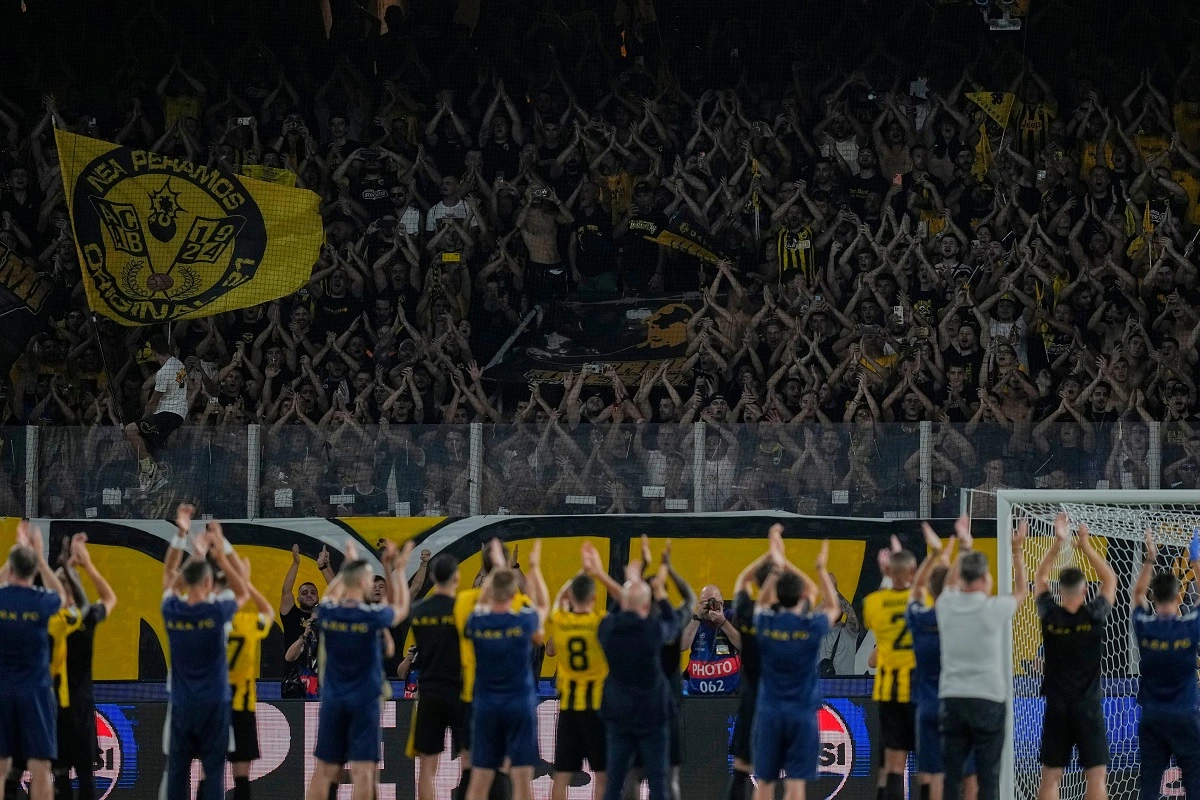 Igrači AEK-a slave trijumf nad LASK-om sa navijačima.