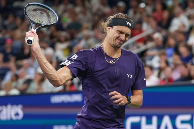 Aleksandar Zverev za vreme zagrevanja na US Openu 2026.
