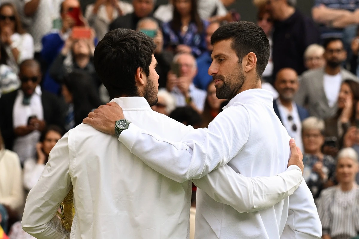 Karlos Alkaras (levo) i Novak Đoković (desno) nakon finala VImbldona 2025.