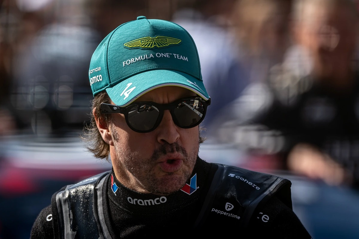 Fernando Alonso u opremi Aston Martina.