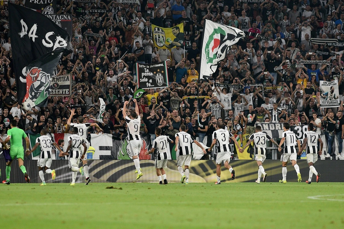 Igrači Juventusa sa najvatrenijim pristalicama.