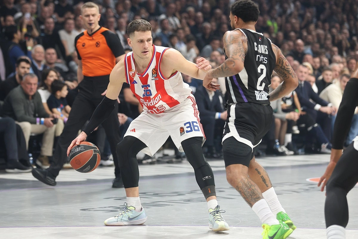 Košarkaš Crvene zvezde Nemanja Nedović i košarkaš Partizana Karlik Džons