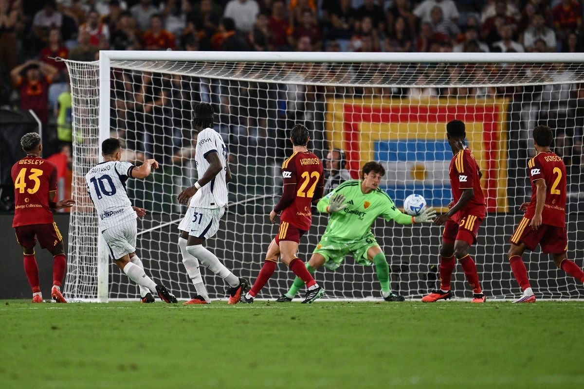 Lautaro Martines postiže pogodak za Inter protiv Rome.
