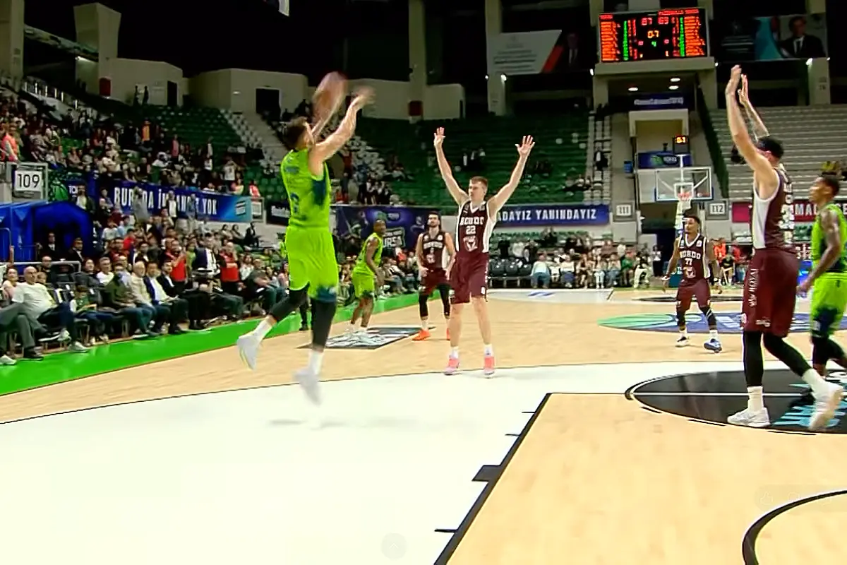 Sajbir kao Kecman! Koš za pobedu sa celog terena oduševio svet (VIDEO)