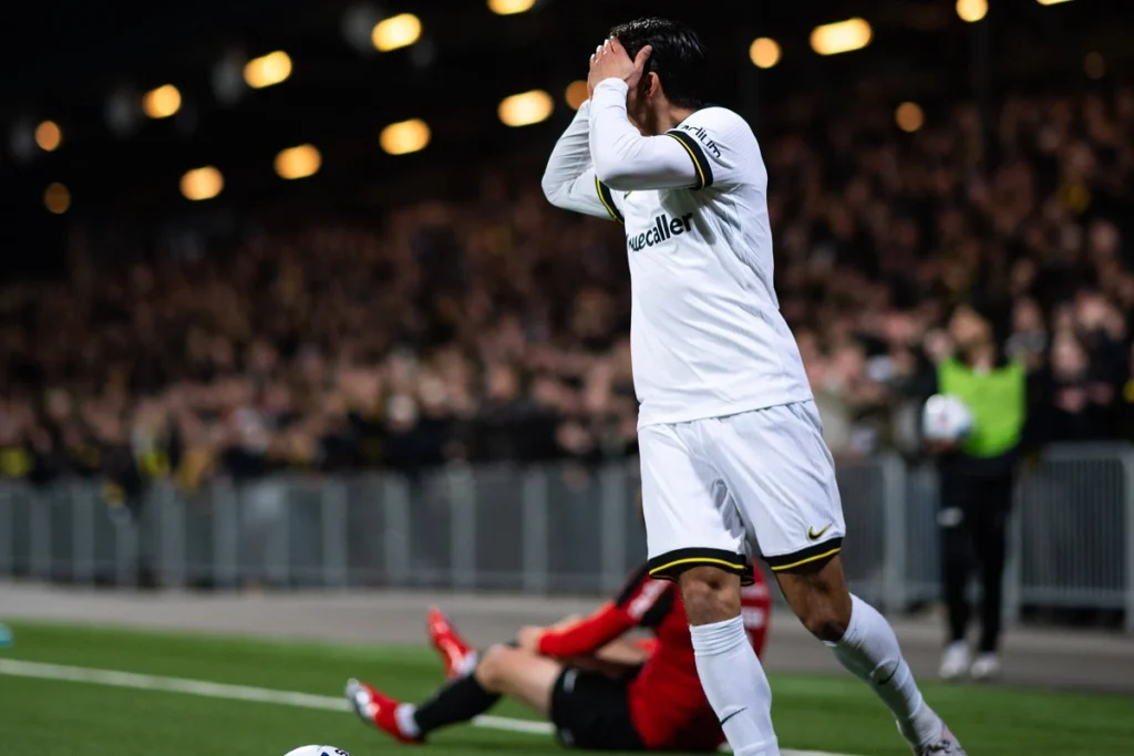 Lukas Blomkvist (AIK, beli dres) na meču AIK-Bromapojkarna.
