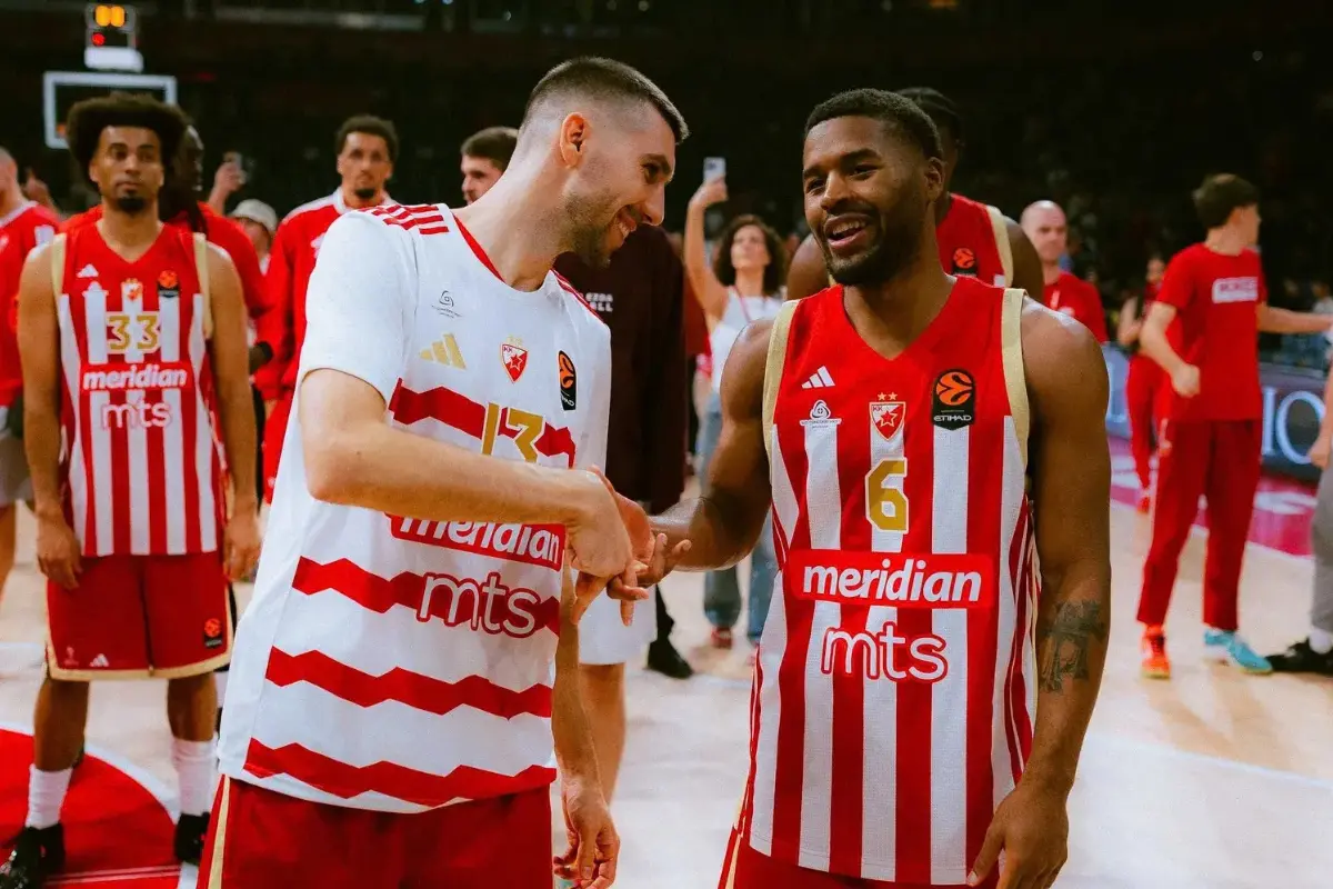 Košarkaši Crvene zvezde Ognjen Dobrić i Džered Batler