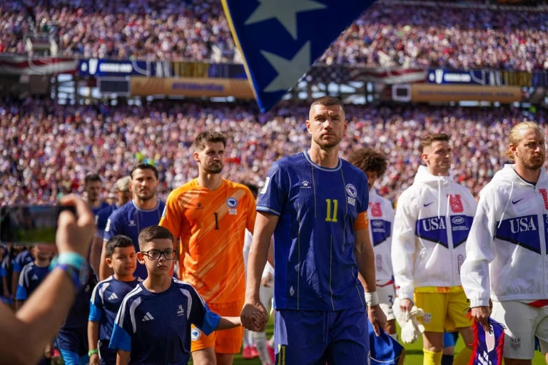 Edin Džeko u opremi Bosne i Hercegovine pred meč protiv Sjedinjenih američkih država.