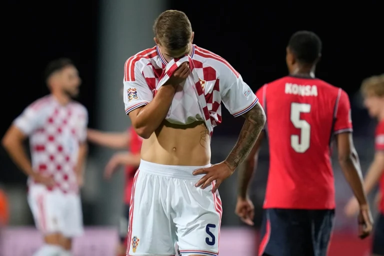 Hrvatski reprezentativci nakon teškog poraza od Engleske (0-7).