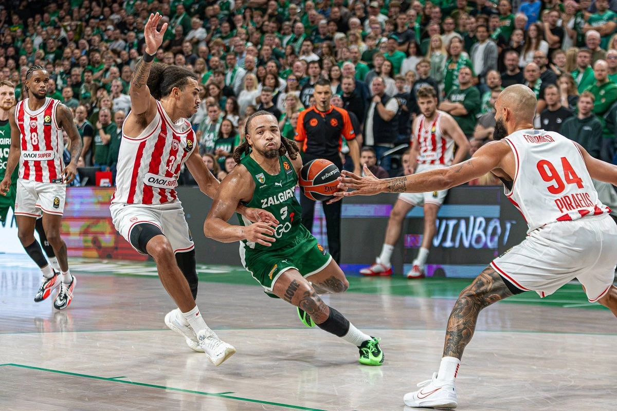 Košarkaš Žalgirisa Karsen Edvards na meču protiv Olimpijakosa