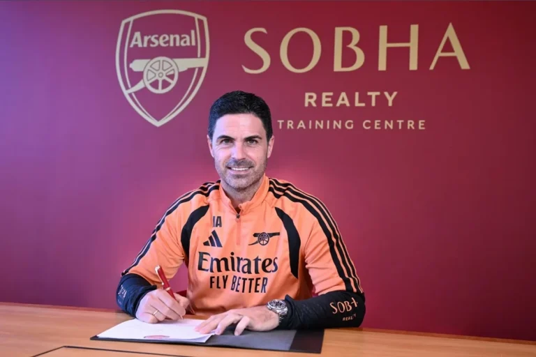 Mikel Arteta prilikom potpisivanja novog ugovora sa Arsenalom.
