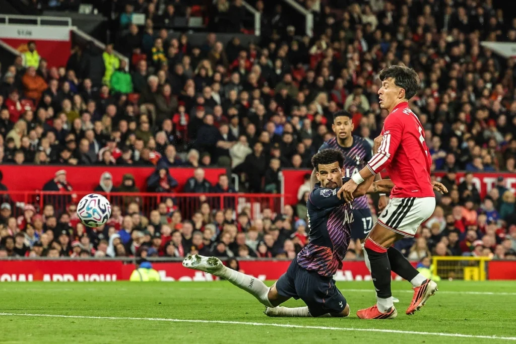 Dominik Solanke postiže pogodak u duelu sa Lisandrom Martinesom.