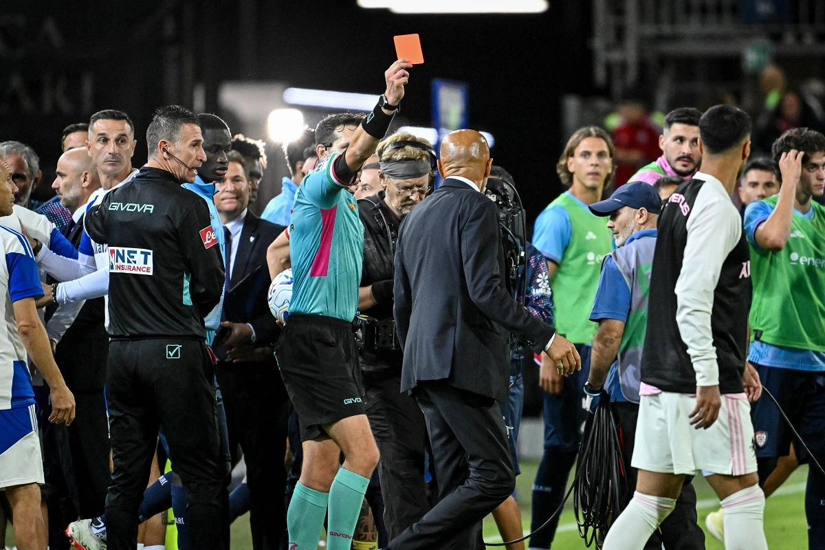 Lučano Spaleti dobija crveni karton nakon utakmice Kaljari-Juventus.